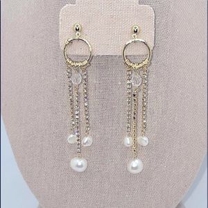 Bright gold w/fresh water pearls. Perfect for the parties this season!